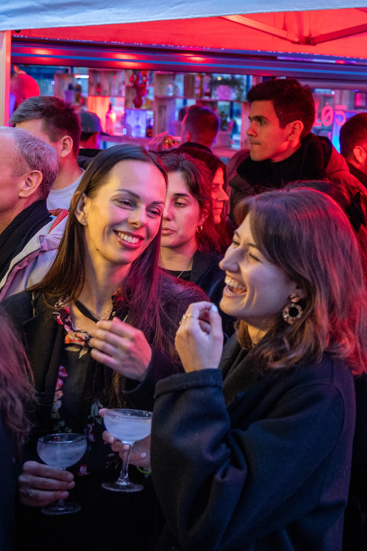 Amies riant avec leurs margaritas au Rooftop 105