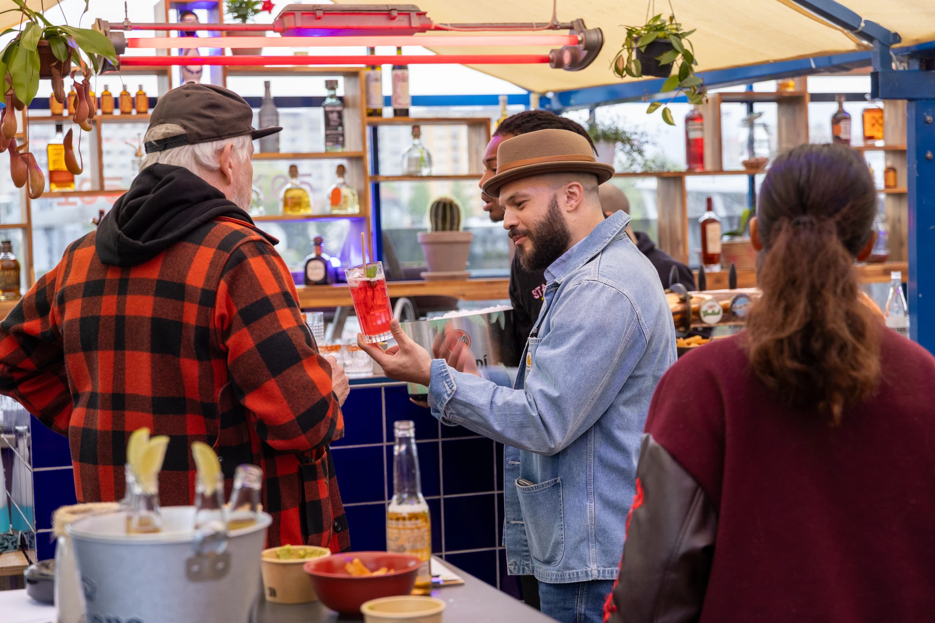 Bar intérieur chaleureux du Rooftop 105 en hiver