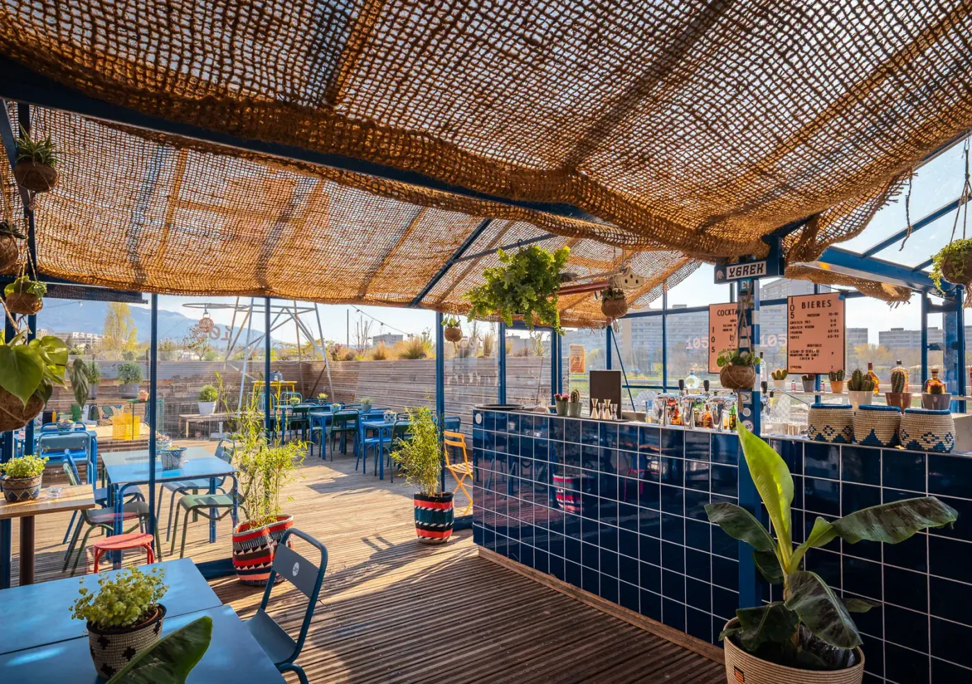 Bar, véranda couverte et salle intérieure du Rooftop 105