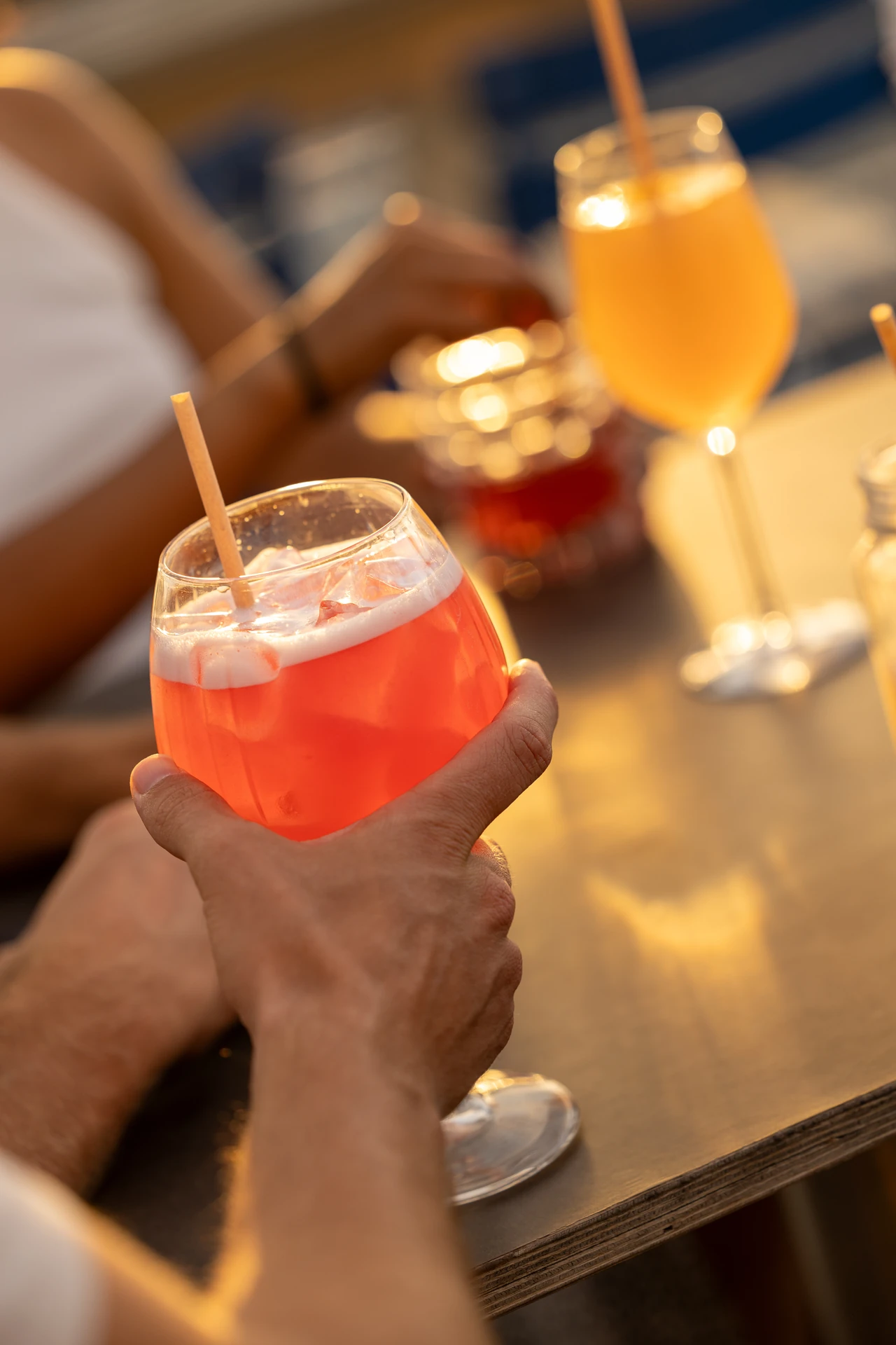 Cocktail signature du Rooftop 105 baigné dans la lumière dorée du sunset