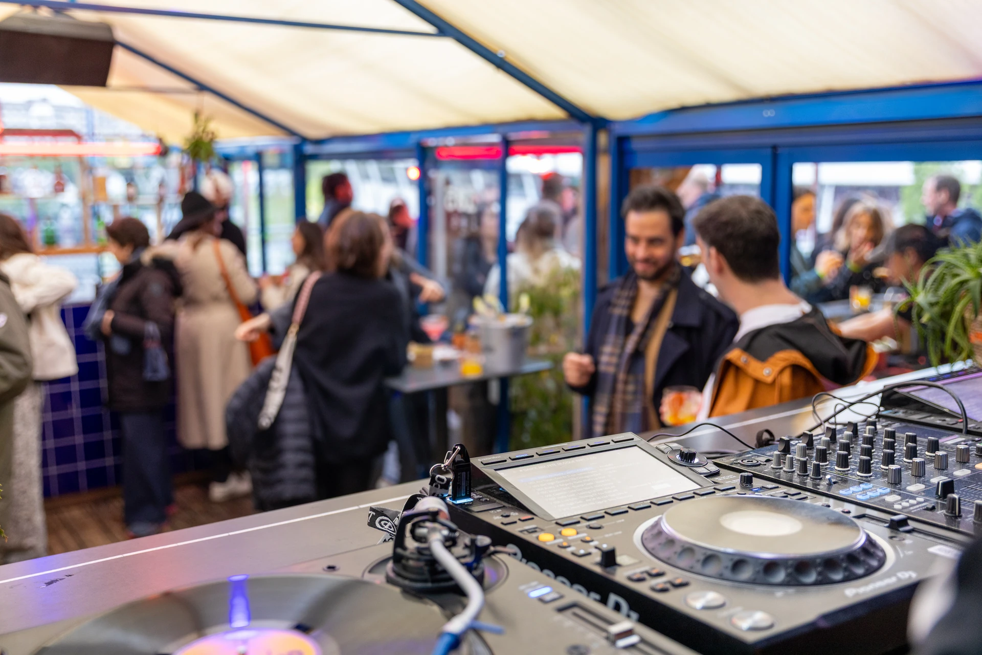 DJ booth et public en journée sur la terrasse