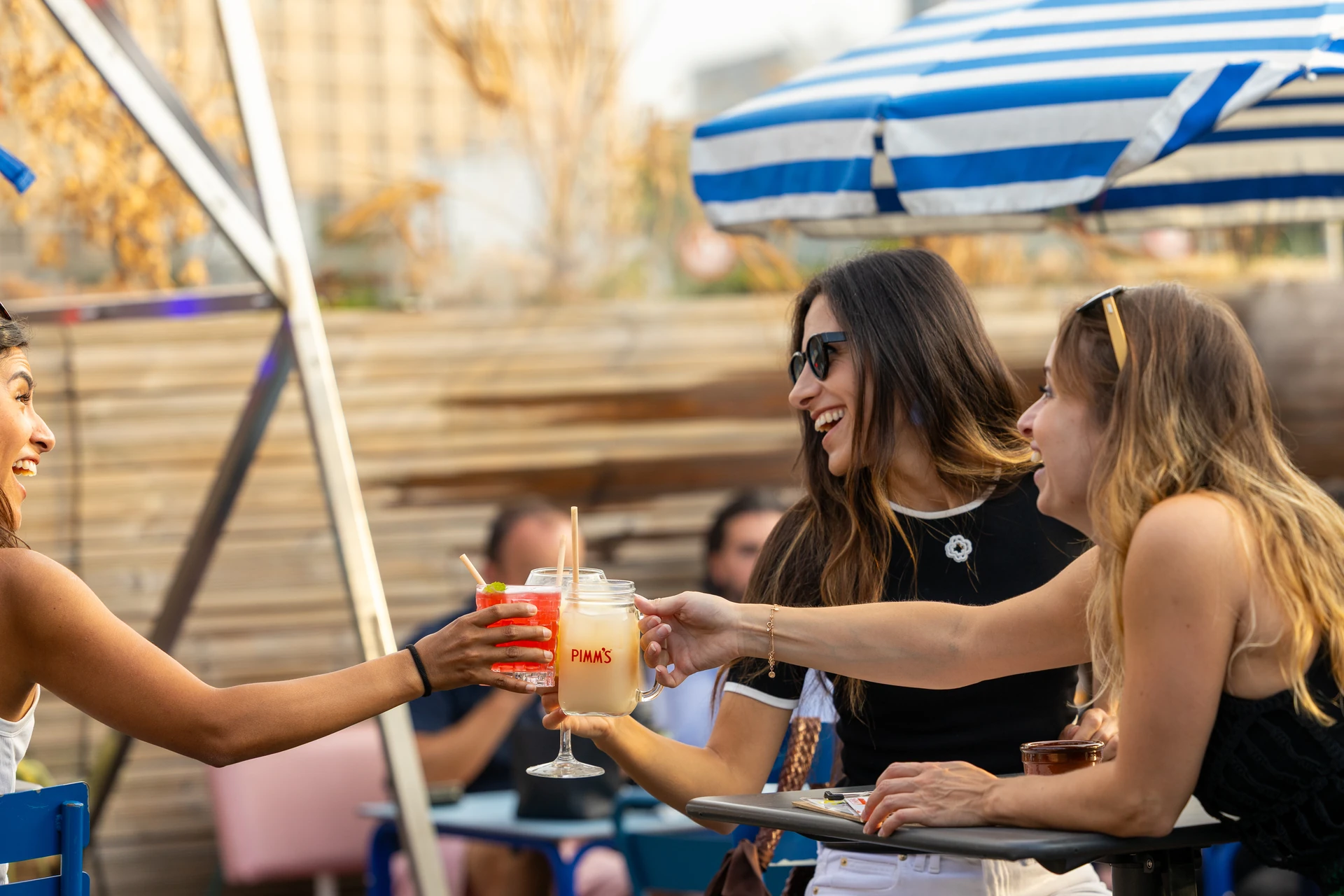 Groupe d'amis sur la terrasse du Rooftop 105