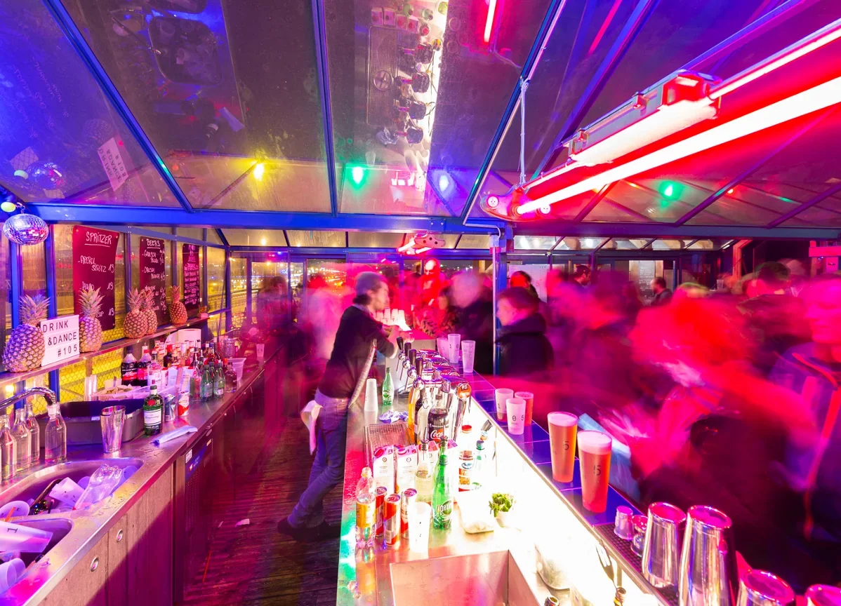 Ambiance night club et DJ set au Rooftop 105 à Genève