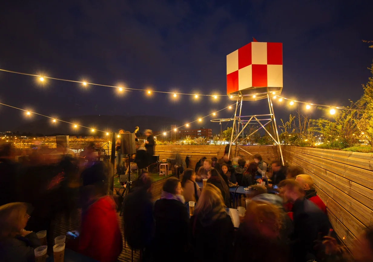 Ambiance de soirée au Rooftop 105