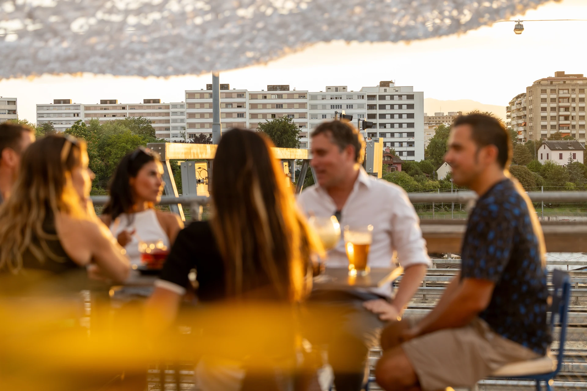 Amis au coucher du soleil sur la terrasse du Rooftop 105