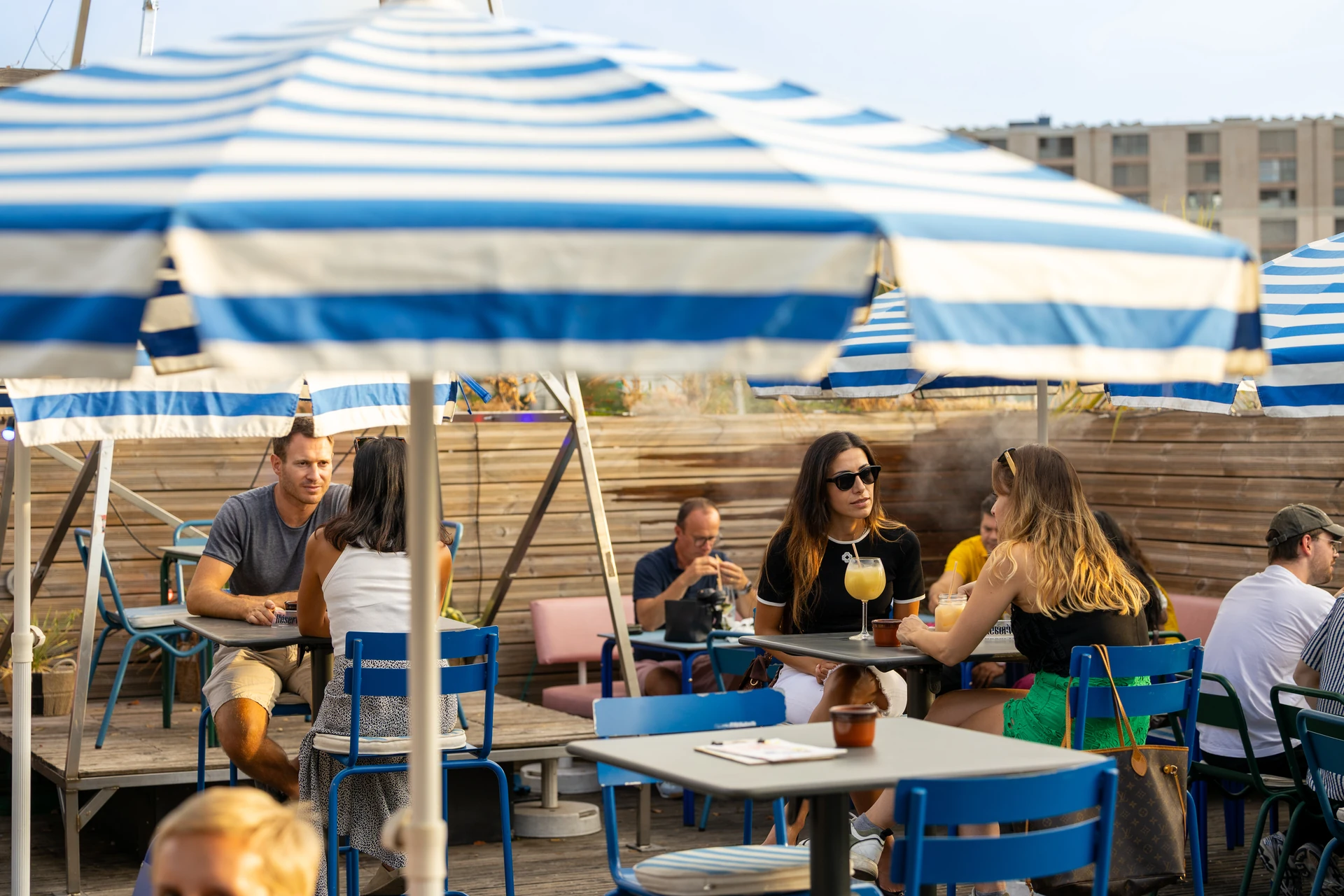 Grande terrasse ensoleillée du Rooftop 105 à Genève